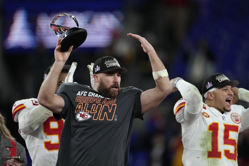 El tight end de los Chiefs de Kansas City Travis Kelce sostiene el trofeo tras la victoria en el duelo de campeonato de la Conferencia Nacional ante los Ravens de Baltimore el domingo 28 de enero del 2024. (AP Foto/Nick Wass)