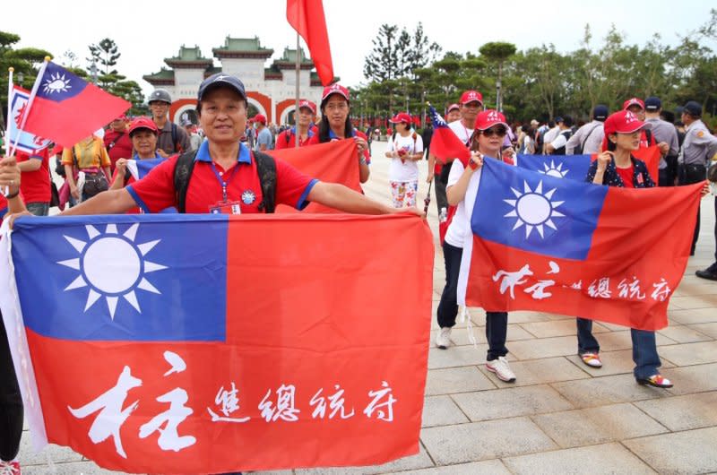 國民黨總統參選人洪秀柱前往圓山忠烈祠，緬懷開國先烈事蹟，找回創黨精神，民眾揮舞國旗表達支持。（蔡耀徵攝）