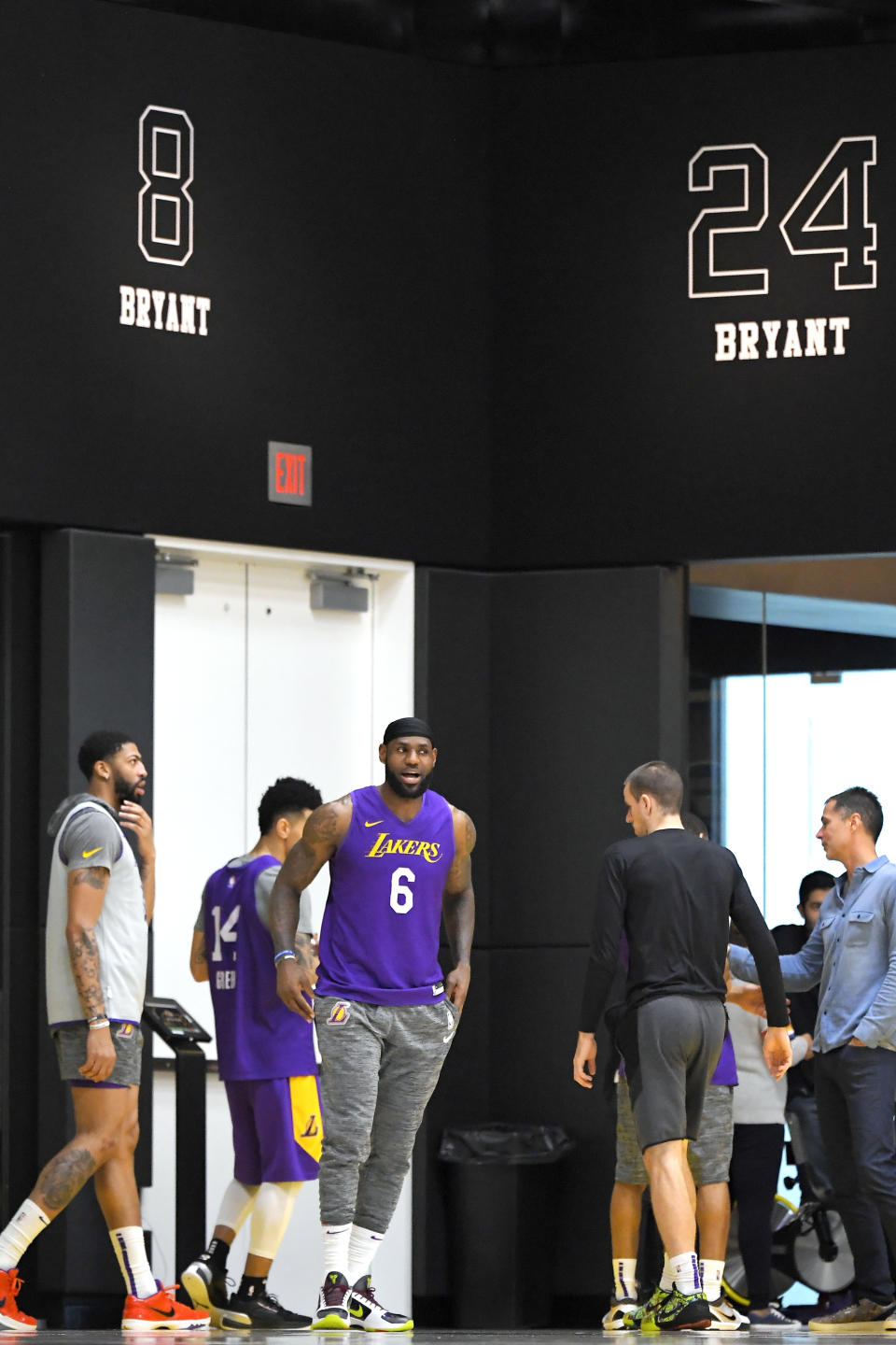 Anthony Davis se para junto a LeBron James en el primer entrenamiento de los Lakers desde la muerte de Kobe Bryant en un accidente de helicóptero el domingo, el miércoles 29 de enero del 2020. (AP Photo/Mark J. Terrill)