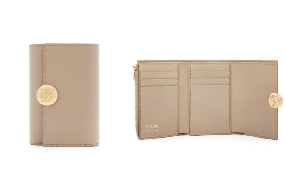 LOEWE Pebble small vertical wallet NT$26,000 Photo Via:LOEWE