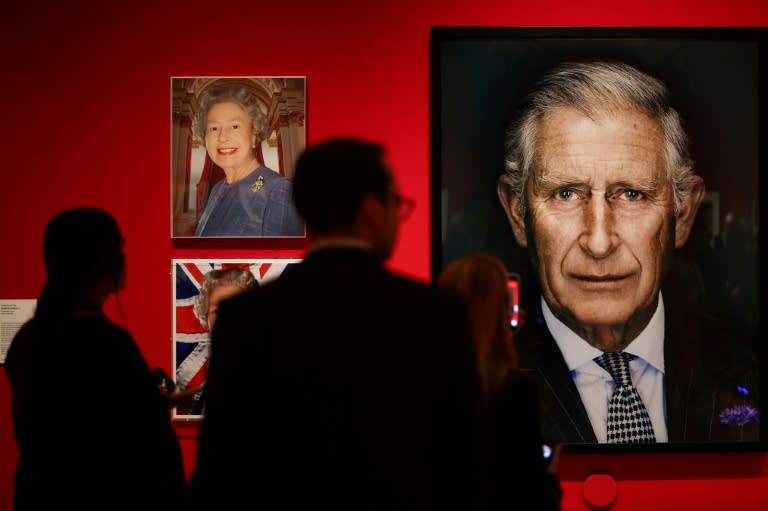 Una fotografía del rey Carlos III realizada por Nadav Kander, junto a unos retratos de su madre, la reina Isabel II, de la muestra "Retratos reales: un siglo de fotografía", vistos el 16 de mayo de 2024 en el Palacio de Buckingham, en Londres (Henry Nicholls)