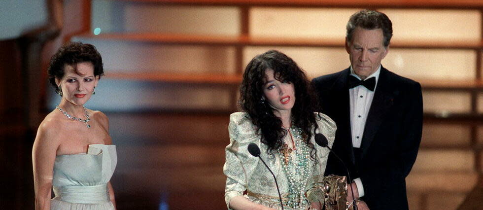 Isabelle Adjani, entourée de Claudia Cardinale et de Jean-Pierre Aumont, lorsqu'elle cite Salman Rushdie sur la scène des César, le 4 mars 1989 à Paris.  - Credit:PIERRE VERDY, PIERRE VERDY / AFP