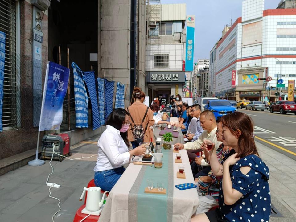 《圖說》「餅道茶席．款待市集」吸引許多民眾體驗復古街區與新式餅道的碰撞。