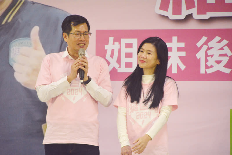 羅致政成立姊妹後援會  感謝妻子陳亮吟支持 爭取連任的民進黨立委參選人羅致政（左）30日在新 北市板橋區成立姊妹後援會，致詞時並感謝妻子陳亮 吟（右）背後的支持，「有快樂的妻子，才有快樂的 生活」。 中央社記者黃旭昇新北攝  112年11月30日 