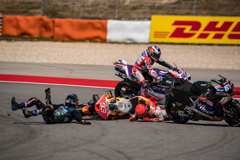 El momento del impacto entre Marc Márquez y el portugués Miguel Oliveira durante la prueba de este domingo