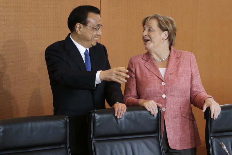 中國國務院總理李克強與德國總理梅克爾見面，中國也將宣布全力支持《巴黎氣候協定》。(美聯社)