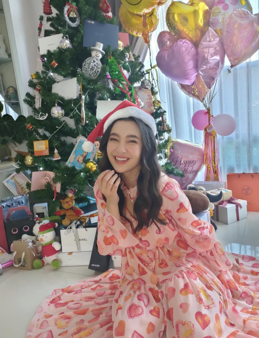 This Christmas, Thai actress Bella Ranee captioned this shot: "I'm full of love." (PHOTO: Bella Ranee Instagram)