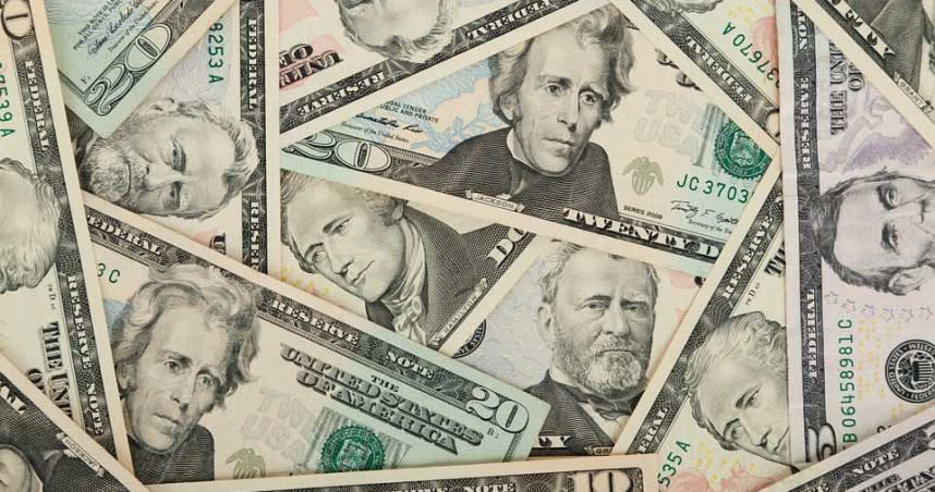 一名在慈善機構上班的女子，從二手衣中發現一大疊鈔票。（圖／取自Pixabay）