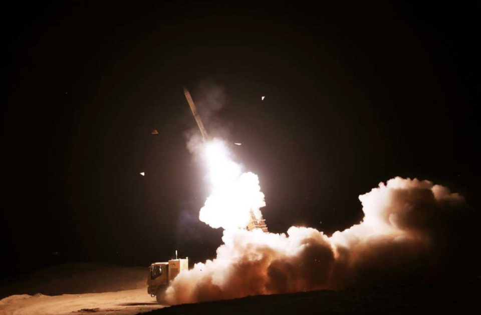 軍演期間，伊朗實射國產新型導彈防禦系統「六月-15」( Khordad-15 )。   圖: 翻攝自 @ME_Observer_2 推特