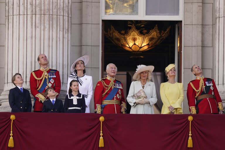 El rey Carlos III de Gran Bretaña, en el centro con la reina Camilla, acompañado por el príncipe Jorge, el príncipe Guillermo, el príncipe Luis, la princesa Charlotte, la princesa Kate de Gales, la duquesa Sophie de Edimburgo, y el príncipe Eduardo en el balcón del Palacio de Buckingham. después de asistir a la ceremonia Trooping the Color