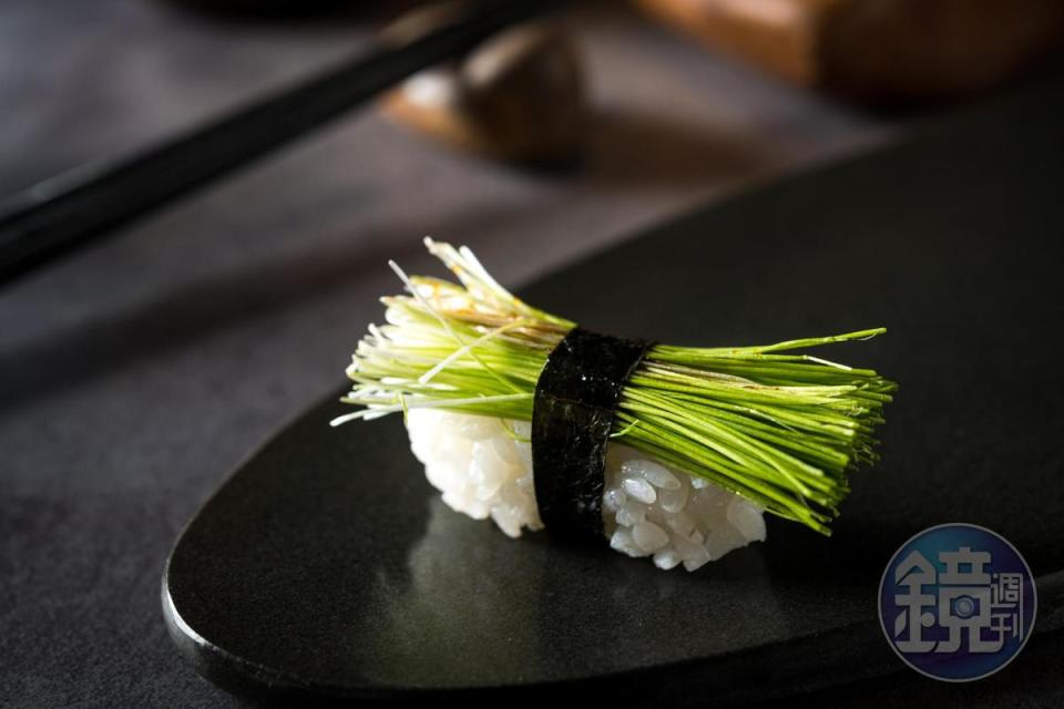「芽蔥握壽司」用的是日本愛知縣產的芽蔥，蔥味濃郁、沒有辛辣感，能解比目魚鰭邊肉握壽司的油膩。