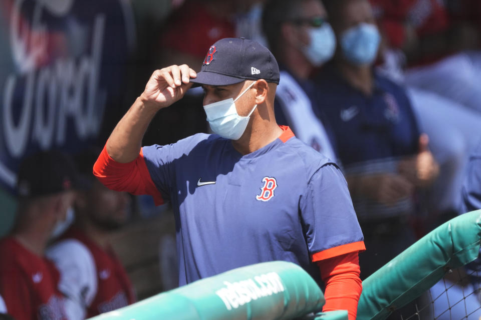 El manager de los Medias Rojas de Boston Alex Cora durante un juego de pretemporada contra los Rays de Tampa Bay, el viernes 19 de marzo de 2021, en Fort Myers, Florida. (AP Foto/John Bazemore)