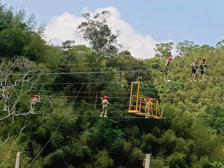 高空雙山索突擊訓練。飛鷹堡提供