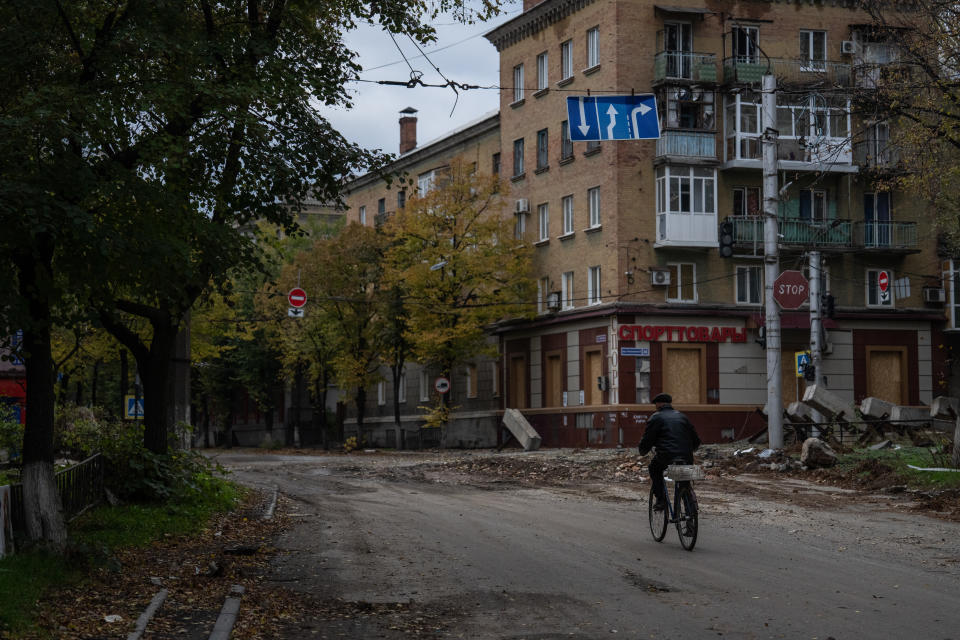 BAKHMUT, UKRAINE - OCTOBER 21: A man cycles along an otherwise deserted street on October 21, 2022 in Bakhmut, Donetsk oblast, Ukraine. Ukrainian president Volodymyr Zelensky has accused Russia of preparing to blow up the Kakhovka dam on the Dnieper River which could lead to a 