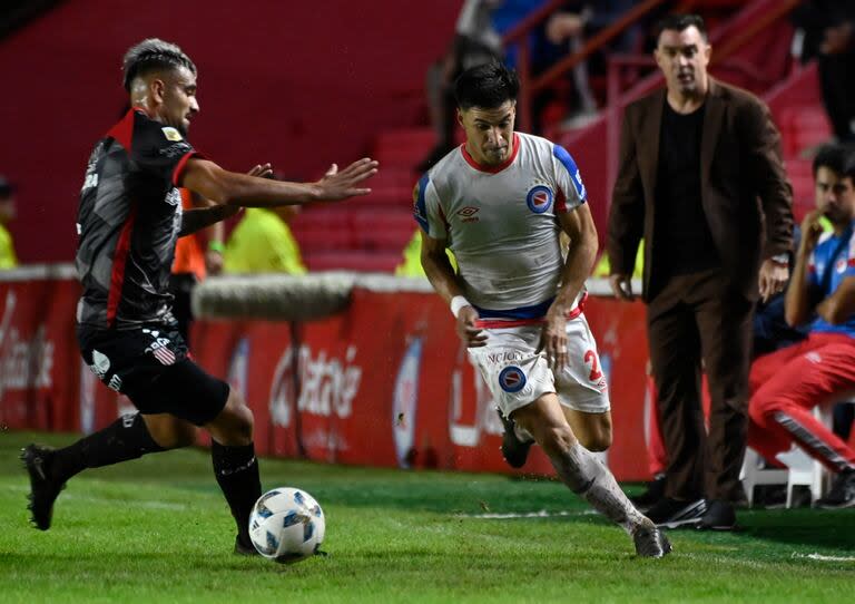 Pablo Guede, siguiendo con atención una escena del partido entre Argentinos Juniors y Barracas Central por la Copa de la Liga 2024