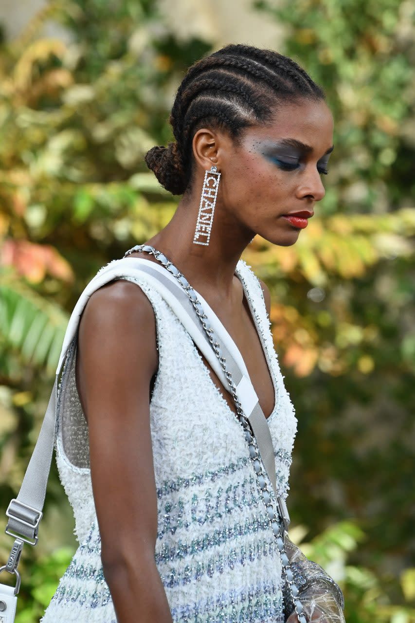 編織的低髮髻
Chanel Spring/Summer 2018 ready-to-wear show. 