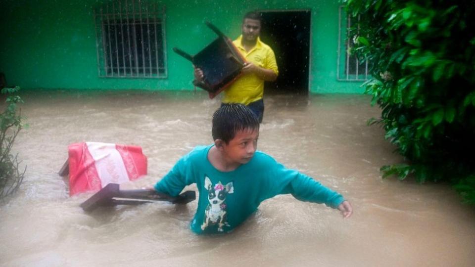 Aunque Nicaragua y Honduras son los países en el centro de la trayectoria de Eta, también Guatemala sufrió importantes inundaciones por lluvias.
