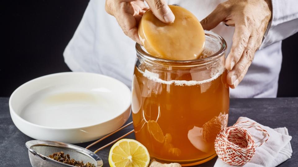 Kombucha fermenting with SCOBY