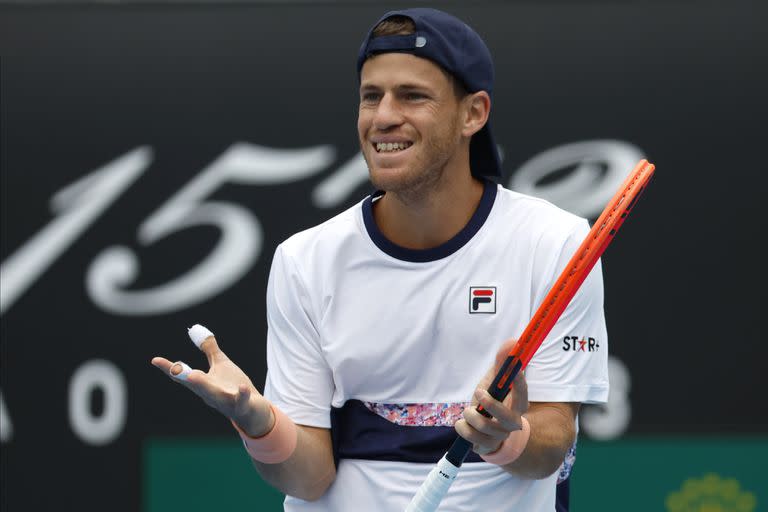 Diego Schwartzman parece buscar una explicación a la derrota; el argentino fue claramente superado y le dijo adiós al Open australiano