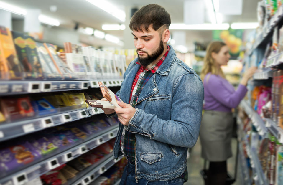 La lista de ingredientes del chocolate también nos da información sobre su calidad. Foto: Getty Creative