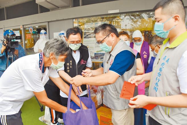 嘉義市虎爺會行善團、嘉義城隍廟和嘉義市愛鄉慈善會29日一同捐贈物資和禮券給街友。（呂妍庭攝）