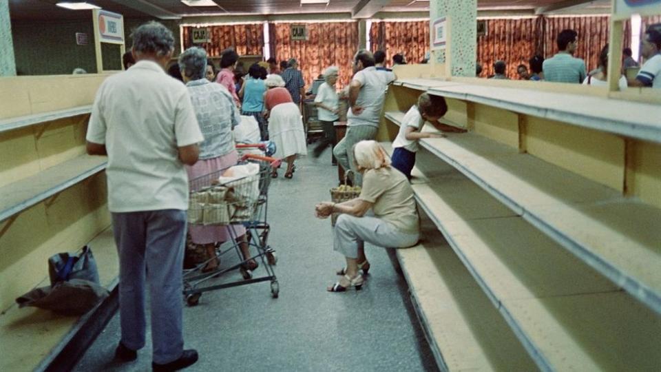 Estantes vacíos en un supermercado de La Habana en medio de la escasez de alimentos en la década de 1990