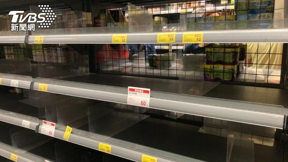 賣場貨架上的泡麵及罐頭全被民眾掃空。（圖／TVBS）
