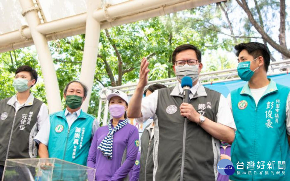 桃園市長鄭文燦出席「桃園市大手牽小手i健行活動」。