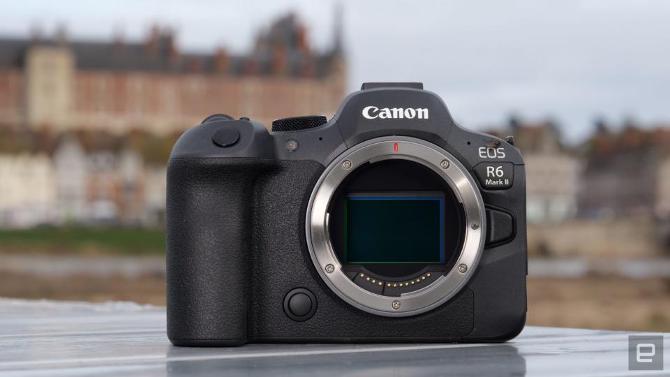 <p>Canon EOS R6 II mirrorless camera review</p>
