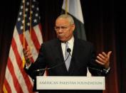 <p>Homme politique américain, militaire de carrière, Colin Powell est considéré dans les années 90 comme un héros national grâce à son rôle dans les différents succès militaires américains de l’époque. Il devient, en 2001, sous l’administration de George W. Bush, le premier secrétaire d’État afro-américain. <br>Son image est ternie à jamais, lorsqu’en février 2003, il présente devant l’ONU de fausses informations pour justifier l’entrée en guerre des États-Unis contre l’Irak. <br>En 2008 et 2012, ce républicain convaincu soutient pourtant la candidature du démocrate Barack Obama. Il meurt, le 18 octobre 2021, à 84 ans de complications dues au Covid alors qu’il est déjà affaibli par un cancer. © STAN HONDA / AFP</p> 
