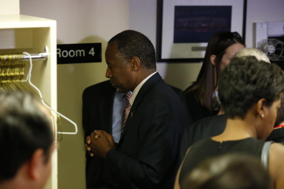 Carson heads to town hall meeting