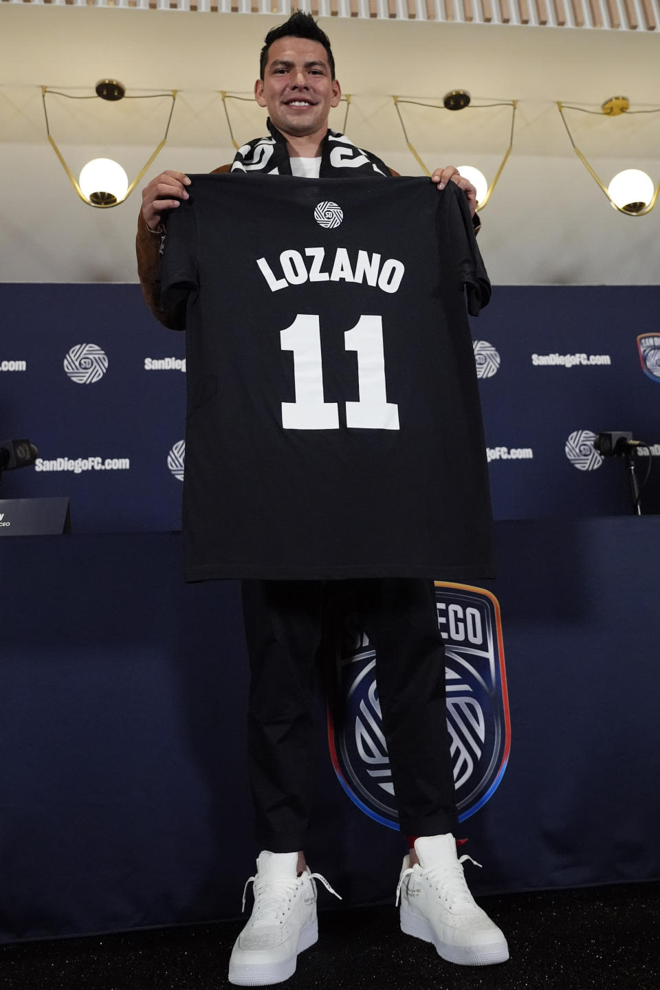 El mexicano Hirving "Chucky" Lozano posa con sus nuevos colores del San Diego FC durante su presentación con el nuevo equipo de la MLS, el jueves 13 de junio de 2024, en San Diego (AP Foto/Gregory Bull)