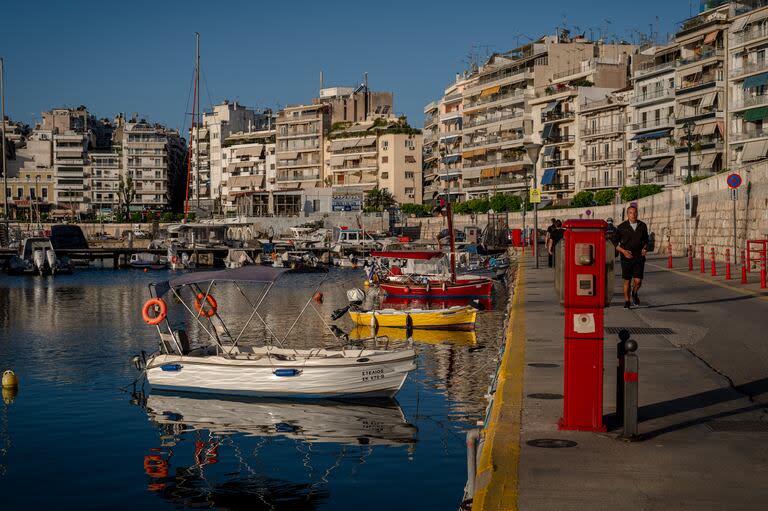 Con buenas vistas y fácil acceso a los transbordadores del puerto que van a las islas griegas, el barrio de Pasalimani, en El Pireo, ha atraído a muchos inversores extranjeros