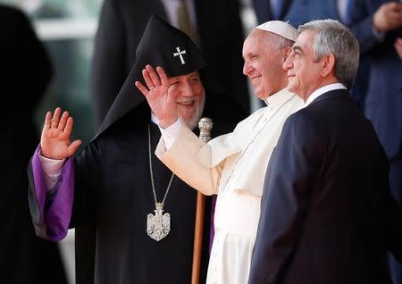 Pope Francis (C), Armenia's President Serzh Sargsyan and Catholicos of All Armenians Karekin II (L) attend a welcoming ceremony at Zvartnots airport outside Yerevan, Armenia, June 24, 2016. REUTERS/David Mdzinarishvili