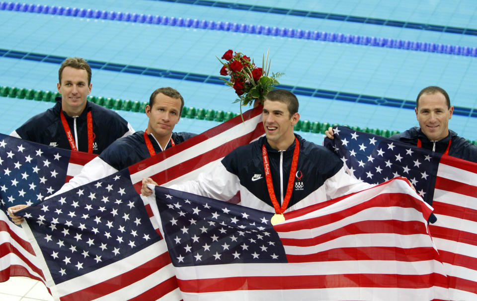 美國隊在北京奧運男子4x100公尺混合式接力賽中奪金，由左至右分別為Aaron Peirsol, Brendan Hansen, Michael Phelps 和Jason Lezak。