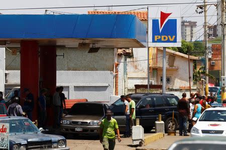 People with vehicles wait in line to attempt to refuel at a gas station of the state oil company PDVSA in Maracaibo, Venezuela, May 17, 2019. REUTERS/Isaac Urrutia
