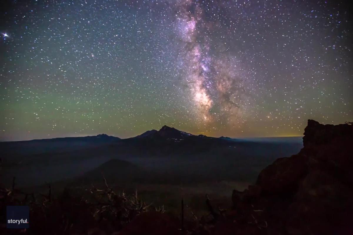 Timelapse Captures Perseid Meteors Over Oregon