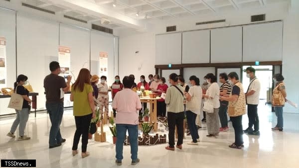 民眾參觀臺灣工藝研究發展中心「帶著茶藝旅行」展出。<br />(記者蔡榮宗攝)