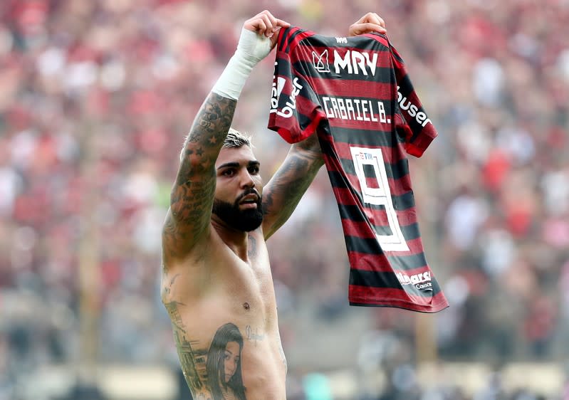 Gabriel Barbosa del Flamengo celebra su segundo gol en la final de la Copa Libertadores contra River Plate en el Estadio Monumental de Lima.