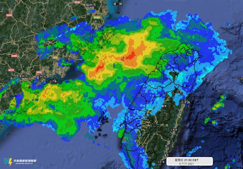 衛星雲圖能看出雷達回波「紅一片」。（圖／翻攝自天氣風險臉書）