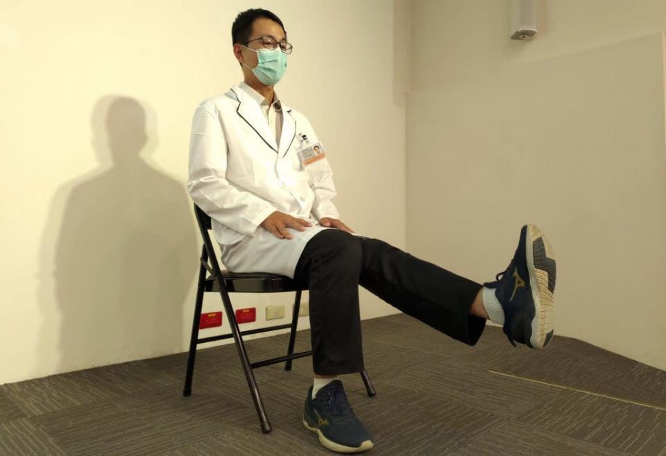 The third trick: exercise sitting with your knees straight, sitting with your back against the back of the chair, straighten your knees in turn, stop for 10 seconds, repeat 10 times.  (Photo by reporter Chen Jinlong)