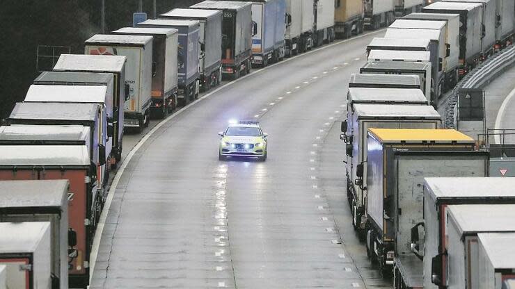 In Dover stauen sich die LKWs: Versorgungsengpässe in Großbritannien drohen. Foto: dpa