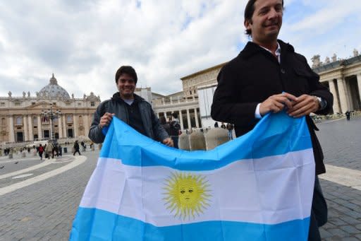 In die Debatte um die Rolle des neuen Papstes Franziskus während der argentinischen Militärdiktatur hat sich der Vatikan direkt eingeschaltet. "Es hat nie glaubwürdige, konkrete Anschuldigungen gegen ihn gegeben. Die argentinische Justiz hat ihn nie angeklagt", sagte Vatikan-Sprecher Federico Lombardi