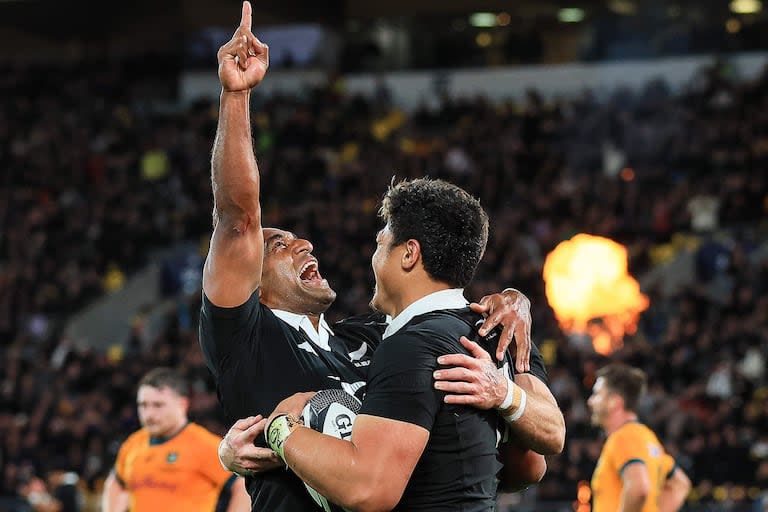 Caleb Clarke celebra un try con su compañero Sevu Reece: los All Blacks terminaron bien un torneo que había comenzado mal