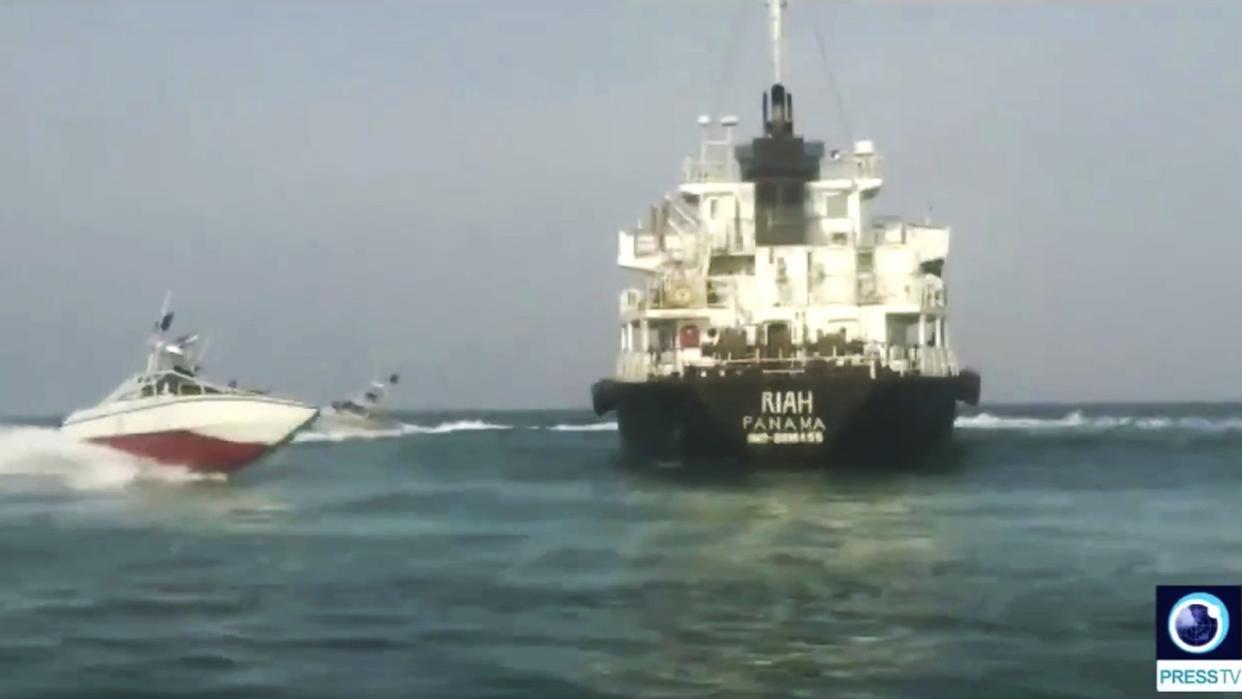 Der unter panamaischer Flagge fahrende Öltanker MT Riah ist von Schiffen der iranischen Revolutionsgarde umgeben. Foto: Press TV