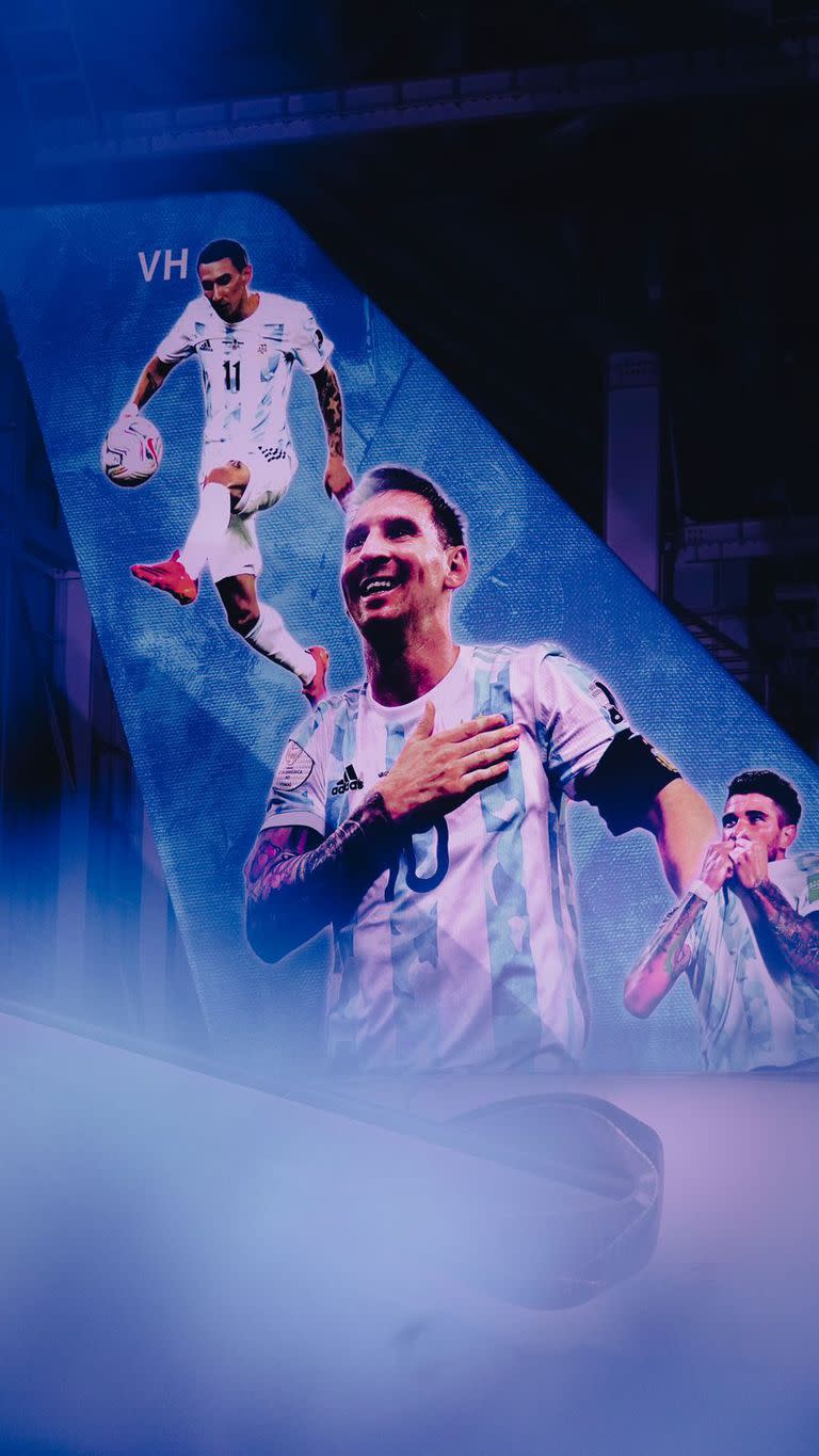 La cola del avión tiene ploteadas imágenes de Lionel Messi, Rodrigo De Paul y el momento en que Ángel Di María marcó el gol que le da a la Argentina la Copa América Brasil 2021.