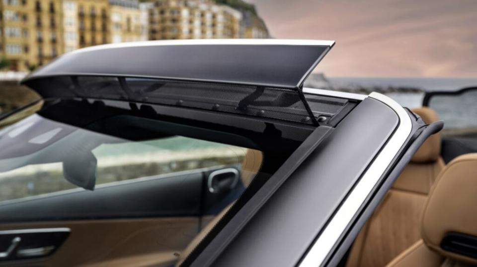Aircap電動擋風板設計將會讓氣流從車內乘客的頭頂通過，確保開篷狀態下依舊非常舒適。(圖片來源：賓士)