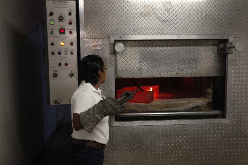 A crematorium worker cremates the remains of a cat named Gatis inside pet funeral services company "Funeral Pet" in Mexico City October 31, 2013. According to pet funeral service companies, Mexicans are increasingly choosing to cremate or bury their domestic pets who have died and buy them coffins. In Mexico, funeral services for pets cost between $80 and $250. Picture taken October 31, 2013. REUTERS/Edgard Garrido (MEXICO - Tags: ANIMALS SOCIETY)