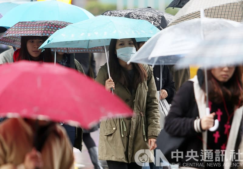 氣象專家吳德榮表示，2日持續受東北季風影響「迎風雨背風晴」，北海岸、北部山區及東北部常有較大雨勢；今晚起冷空氣略增強，明天及4日清晨平地最低氣溫將降至攝氏13、14度左右。（中央社＼檔案照片）