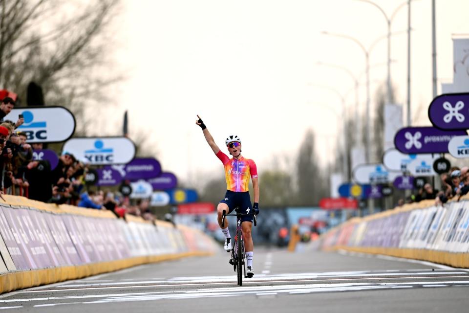 Demi Vollering wins Dwars door Vlaanderen